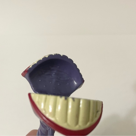 Legends of Batman Joker Action Figure Accessory Snapping Jaw Weapon - Picture 9 of 15